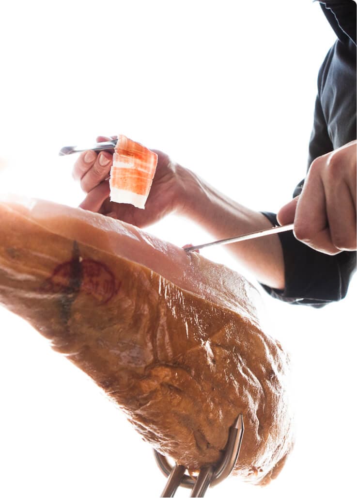 Maestro Jamonero cutting Jamón Pata Negra