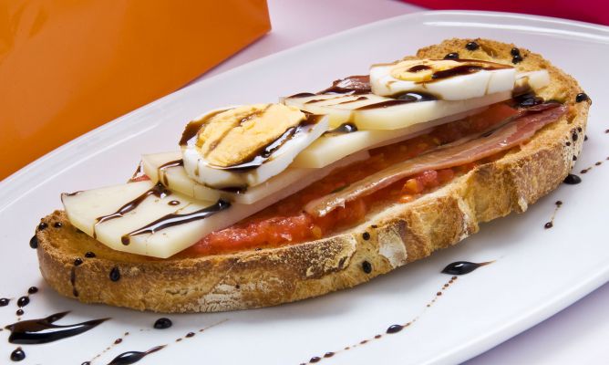 Manchego Toast Tapa with Tomatoe, Anchovies and Vinegar Reduction